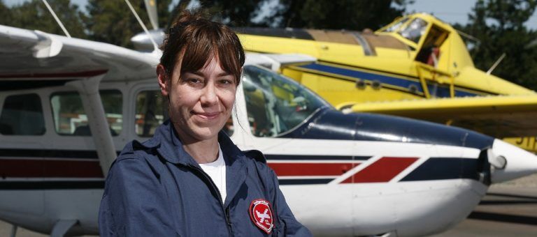 Desde el aire, mujer operadora de cámara apoya combate de incendios