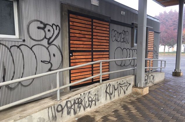 MUNICIPIO DE LOS ÁLAMOS INTERPONDRÁ ACCIONES JUDICIALES POR RAYADOS EN LOS BAÑOS DE LA PLAZA NUEVA