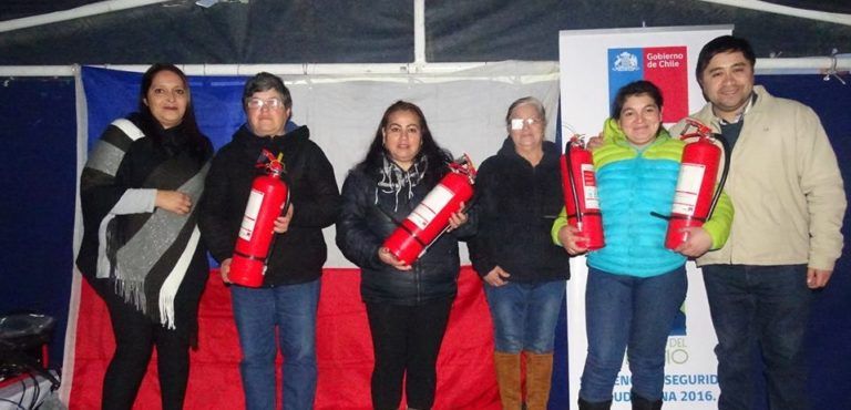 CAÑETE: VECINOS DE VILLA TUCAPEL SE PREPARAN CON EXTINTORES PARA ENFRENTAR EMERGENCIAS