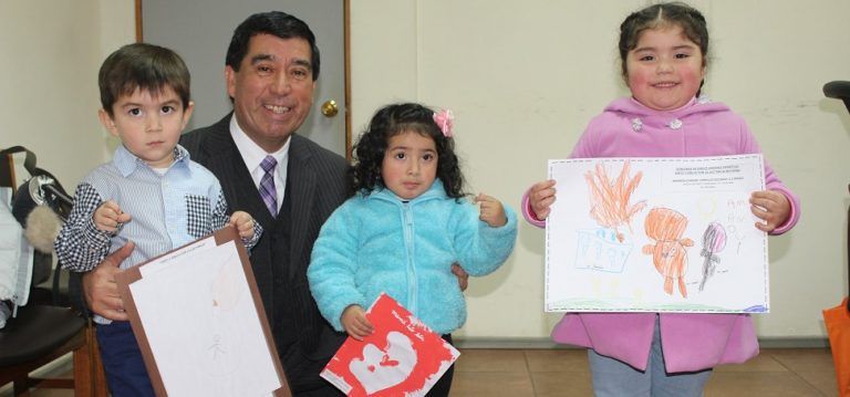 MUNICIPIO DE CAÑETE PREMIÓ A LOS NIÑOS GANADORES DEL CONCURSO DE DIBUJO POR LA LACTANCIA MATERNA