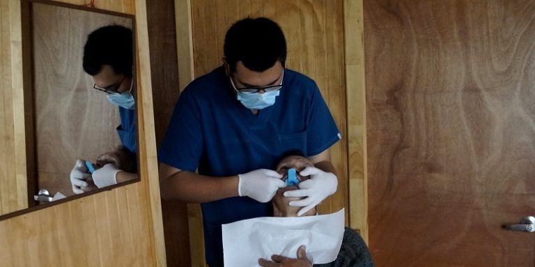 ADULTOS MAYORES DE LOS ÁLAMOS RECIBEN ATENCIÓN DENTAL EN SUS DOMICILIOS