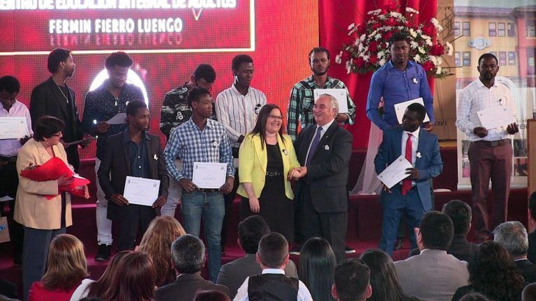 Curanilahue: Haitianos reciben diploma por curso de Castellano