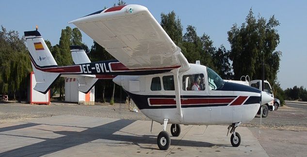Desde el aire se observan los incendios y se coordinan recursos para el combate