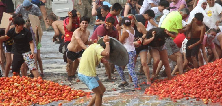 QUILLÓN SE TRANSFORMÓ EN CAMPO DE BATALLA PARA UNA NUEVA VERSIÓN DE LA GUERRA DEL TOMATE