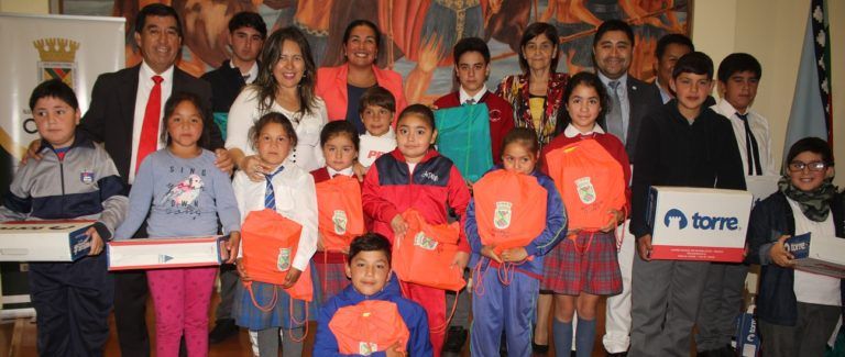 700 ESTUDIANTES SON FAVORECIDOS CON ÚTILES ESCOLARES OTORGADOS POR EL MUNICIPIO DE CAÑETE