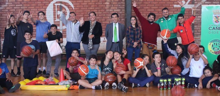 ALCALDE RADONICH ENTREGÓ IMPLEMENTACIÓN A ESCUELA DE BÁSQUETBOL FORMATIVA