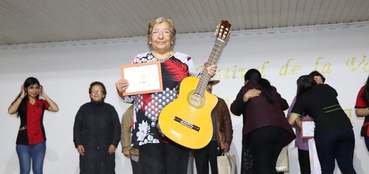 ADULTOS MAYORES DE CAÑETE SE LUCIERON EN FESTIVAL DE LA VOZ
