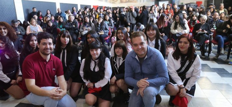 200 jóvenes bailaron al ritmo del K- Pop en dependencia del Gobierno Regional