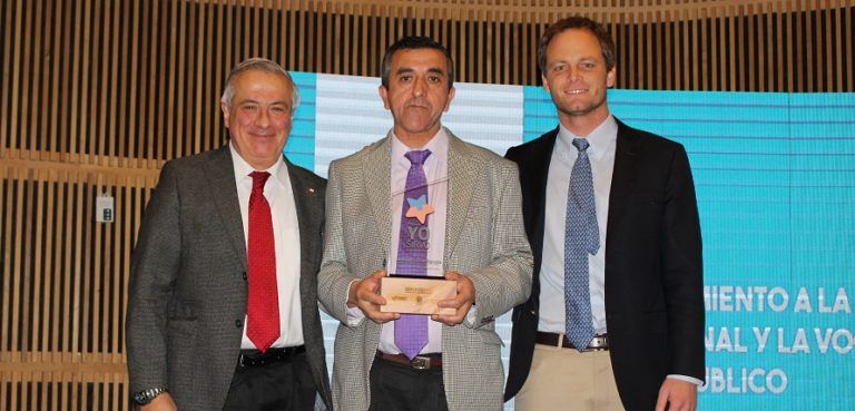 Ministros de Hacienda y de Salud entregan Premio “Yo Sirvo a mi País” a funcionario del hospital de Cañete