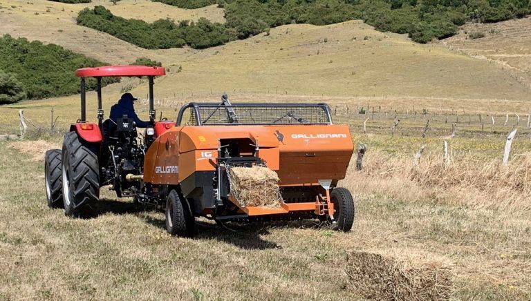 POR PRIMERA VEZ LLEGA A ISLA MOCHA MAQUINARIA AGRÍCOLA PARA HACER FARDOS