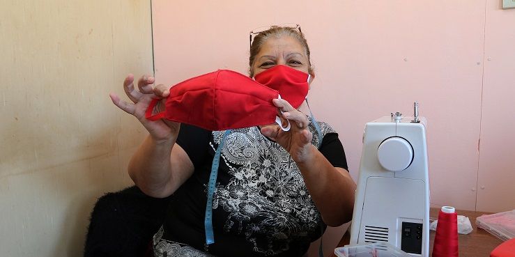“MANOS LOCALES” CONFECCIONAN MASCARILLAS REUTILIZABLES PARA PREVENIR EL CORONAVIRUS