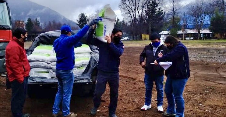 Ministro Walker encabezó entrega de forraje para 2.000 agricultores de Alto Biobío afectados por las heladas y nevazones