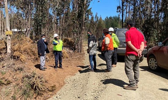 ALCALDE RADONICH VISITA A BENEFICIARIOS DE MEJORAS DE CAMINO EN CUYINPALIHUE