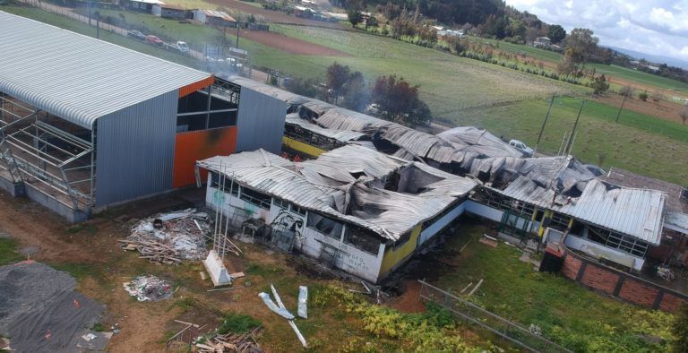 ALCALDE DE CAÑETE POR INCENDIO QUE AFECTÓ COLEGIO EN ANTIQUINA: “DUELE VER UN COLEGIO CONVERTIDO EN ESCOMBROS”