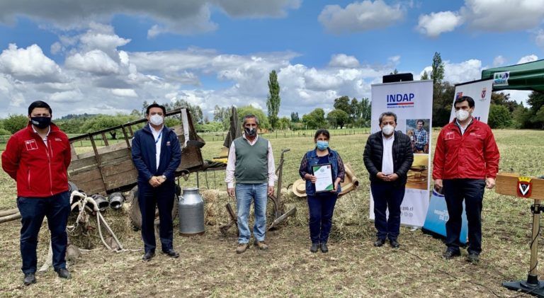 INDAP ENTREGA RECURSOS A AGRICULTORES DE LAJA PARA IMPLEMENTAR PROYECTOS