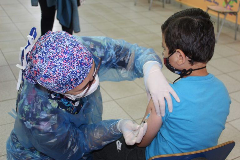 CONTINÚA VACUNACIÓN Y FLUORACIÓN DE MENORES EN ESTABLECIMIENTOS EDUCACIONALES DE LA COMUNA