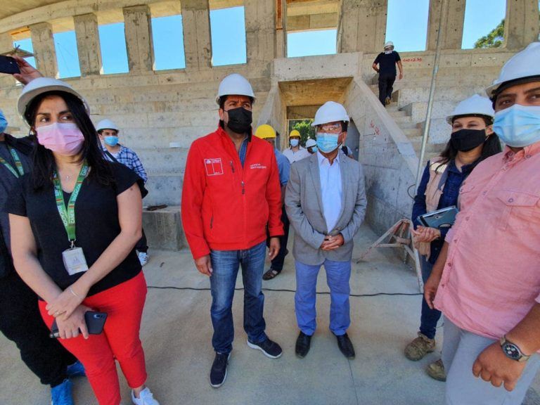 ALCALDE RADONICH Y SEREMI DE DEPORTES REALIZAN VISITA INSPECTIVA A OBRAS DEL POLIDEPORTIVO LA GRANJA