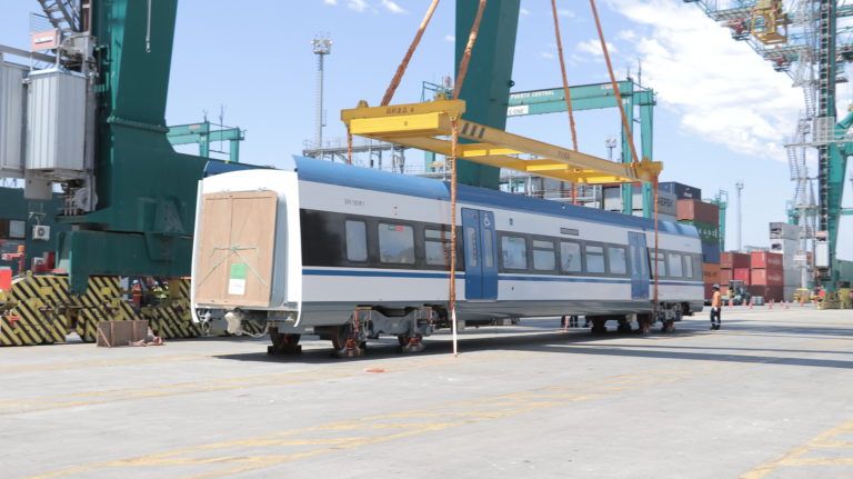 HOY DESEMBARCARON EN CHILE LOS PRIMEROS SEIS TRENES NUEVOS PARA LAS REGIONES DEL BIOBÍO Y ARAUCANÍA