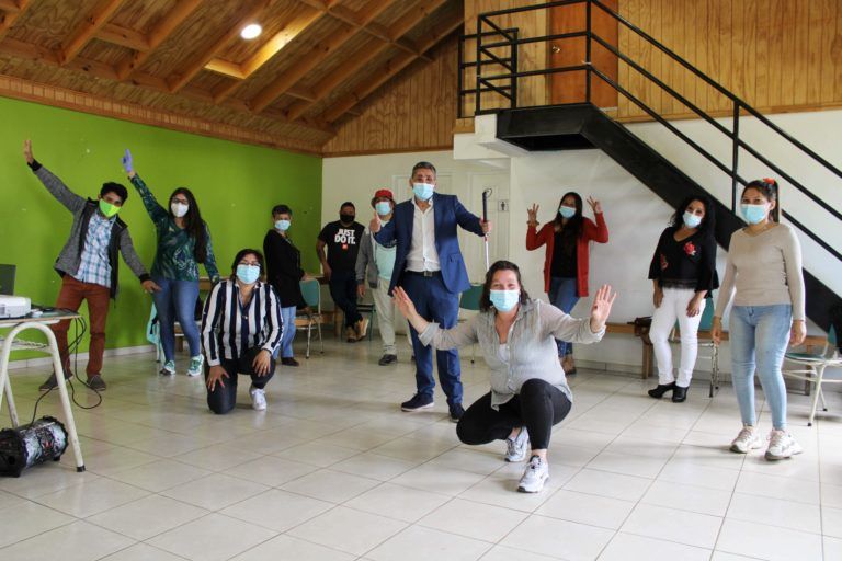VECINOS DE LEBU SE SENSIBILIZAN EN DISCAPACIDAD VISUAL Y ACCESIBILIDAD