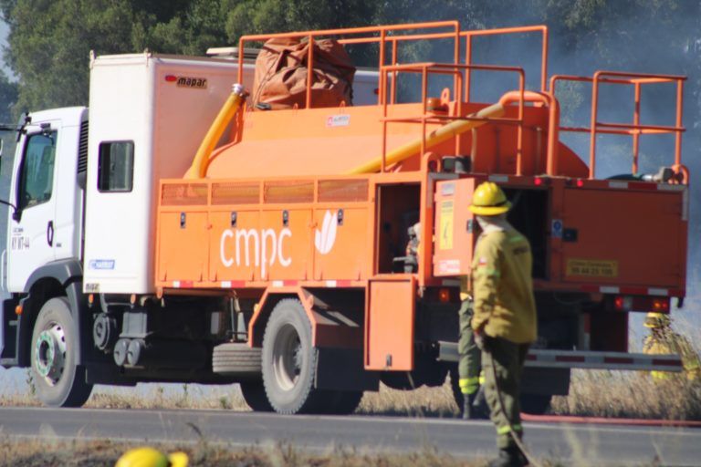 COMBATE DE INCENDIO EN LUMACO: EMPRESAS FORESTALES APOYAN CON 6 AERONAVES Y 13 BRIGADAS