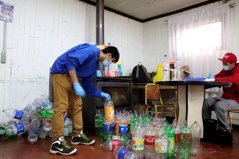 ESCUELA DE VERANO DE CERRO ALTO FOMENTA EL RECICLAJE DE BOTELLAS