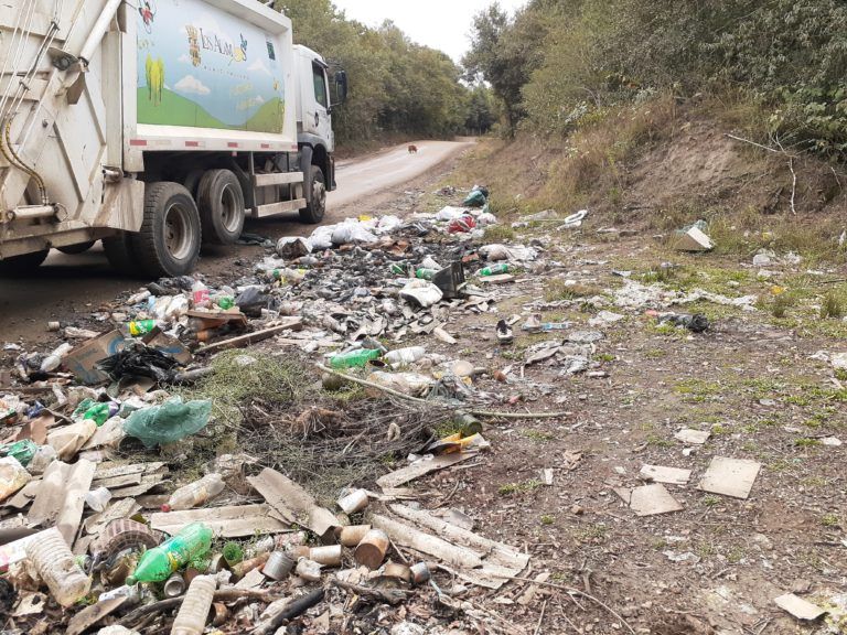 LIMPIAN MICROBASURAL Y LLAMAN A QUIENES BOTAN BASURA A EVITAR PARTES EN LOS ÁLAMOS