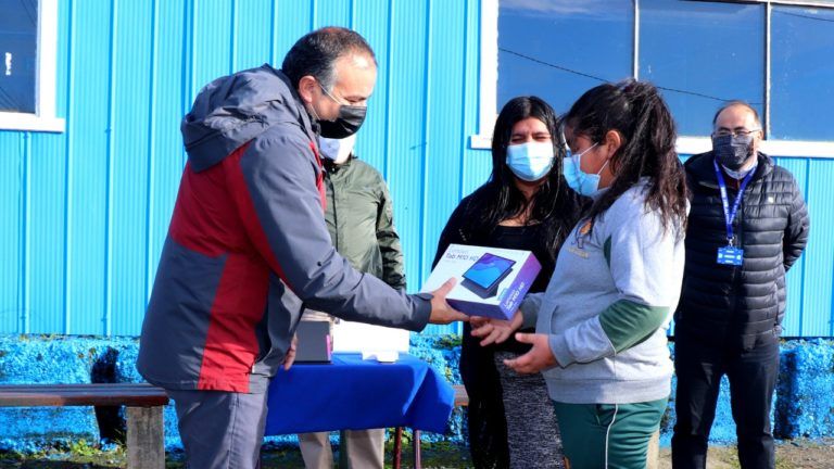 ALUMNOS DE LA ESCUELA LAS DUNAS DE PANGUE RECIBIERON EQUIPOS TECNOLÓGICOS