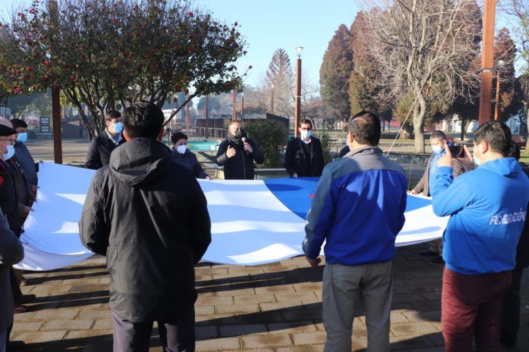 VOLVIERON A IZAR LA BANDERA CRISTIANA EN LA PLAZA DE LOS ÁLAMOS