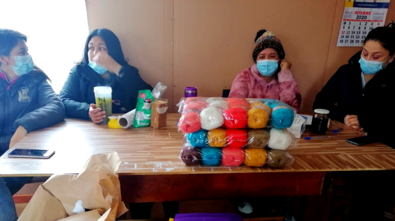 LOS ÁLAMOS: MUNICIPIO SIGUIÓ, INCLUSO EL FIN DE SEMANA, ENTREGANDO INSUMOS A LOS TALLERES DE MUJERES