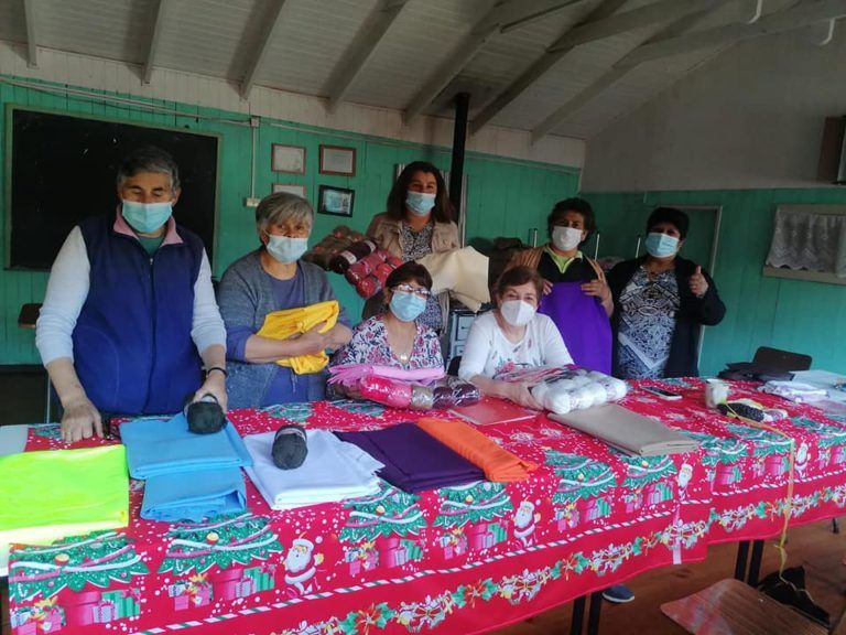 SOCIAS DEL TALLER MULTICOSAS DE CERRO ALTO RECIBIERON INSUMOS PARA REALIZAR MANUALIDADES