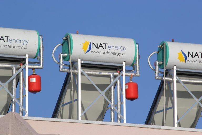 VECINOS DE REMODELACIÓN PAICAVÍ REDUCEN SUS CUENTAS DE GAS GRACIAS A NUEVOS COLECTORES SOLARES