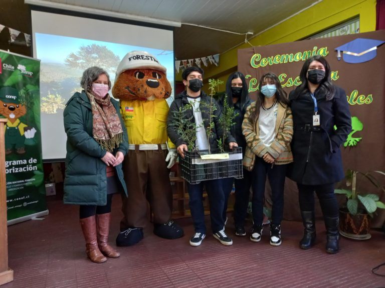 Escuelas de Curanilahue recibieron árboles nativos donados por Conaf para hermosear su entorno