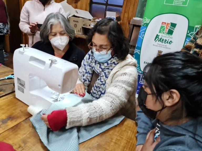 FAMILIAS DE CAÑETE POTENCIAN EL RECICLAJE GENERANDO NUEVAS PRENDAS