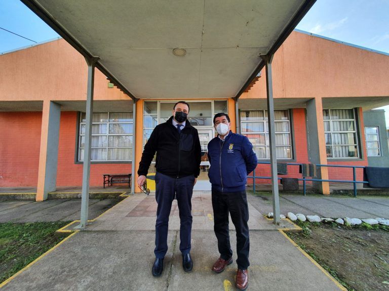 ALCALDE RADONICH VISITA OBRAS EN LICEO TP ALONSO DE ERCILLA