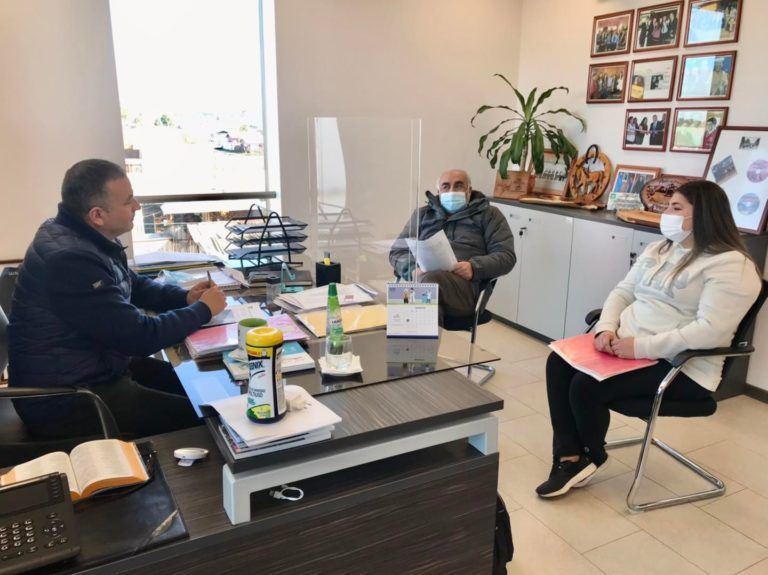 ALCALDE Y COMUNIDAD EDUCATIVA DE ESCUELA JOSÉ ULLOA FIERRO BUSCAN VÍAS PARA MEJORAR SU PATIO TECHADO