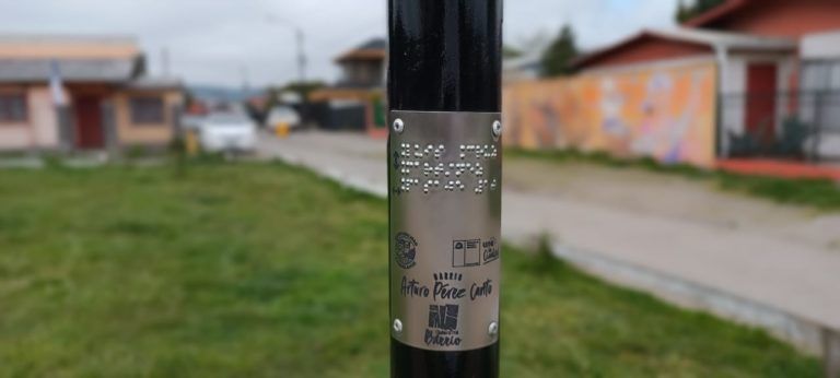 Personas con discapacidad acceden a señalética vial en braille