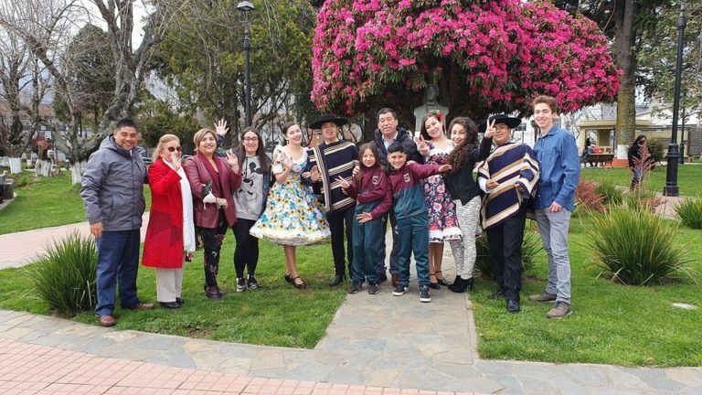 ALCALDE RADONICH ENTREGA RECONOCIMIENTO A ESTUDIANTES QUE REPRESENTARÁN A CAÑETE EN CAMPEONATO REGIONAL DE CUECA ESCOLAR