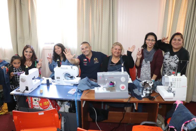 ALAMEÑAS SE CAPACITAN A TRAVÉS DE LA OTEC MUNICIPAL EN CURSOS INNOVADORES Y SUSTENTABLES